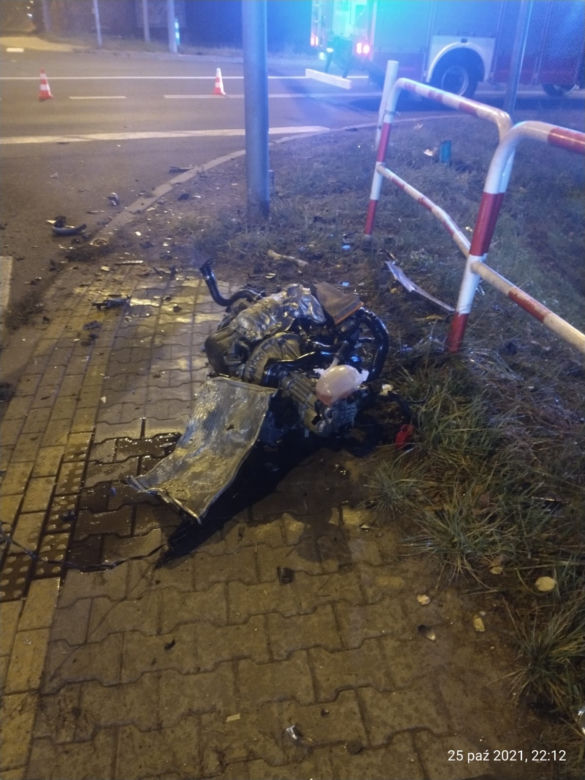 Wypadek na trasie Olkusz-Witeradow. Silnik wyleciał z auta! [ZDJĘCIA]