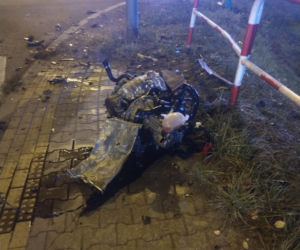 Wypadek na trasie Olkusz-Witeradow. Silnik wyleciał z auta! [ZDJĘCIA]