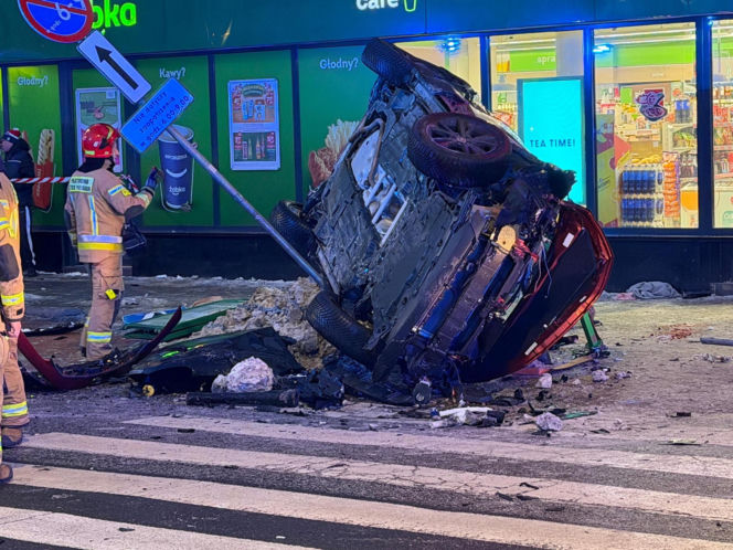 Śmigłowiec ratunkowy na placu Szembeka! Zderzenie samochodów, jeden z nich uderzył w kobietę i dziecko