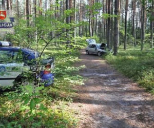Pijani młodzi wracali z imprezy. Rozbili samochód w lesie i… zasnęli!