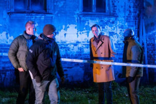 Pierwsza miłość: Mateusz prowadzi Emilkę do ukrytej jaskini. Emilka jest przerażona. Wie, że z tej pułapki już nie uda się jej wydostać