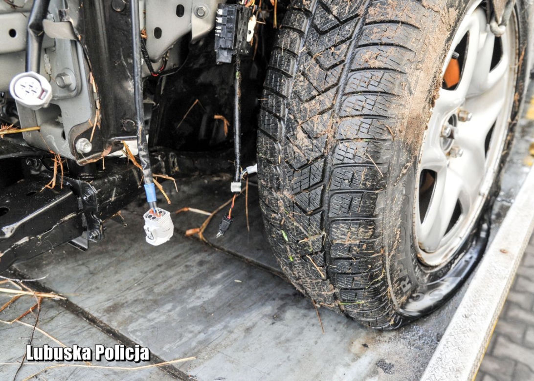 Pościg za kradzioną Mazdą CX-5 zakończony w rzece