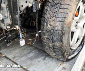 Pościg za kradzioną Mazdą CX-5 zakończony w rzece