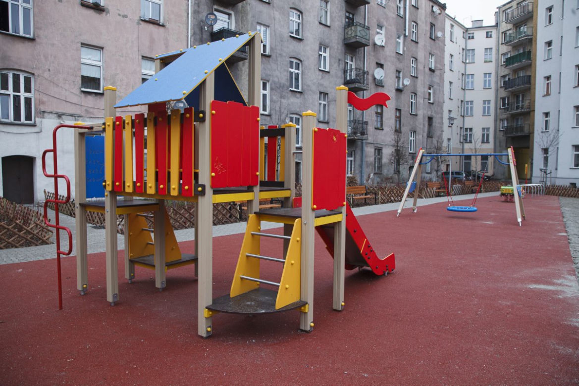 Wyremontowali podwórko z dziwną rzeźbą