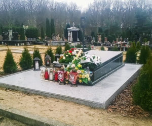 Rok temu zmarł Aleksander Doba. Tak wygląda dziś grób wielkiego podróżnika z Polic