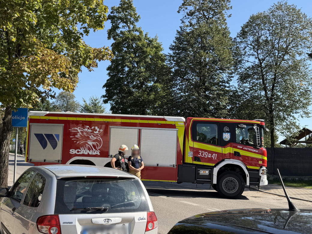 Jastrzębia. 2-letnie dziecko wpadło pod samochód