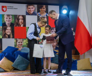 Marta Nawrocka w bufiastych rękawach