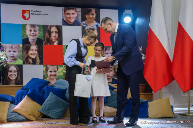Marta Nawrocka w bufiastych rękawach