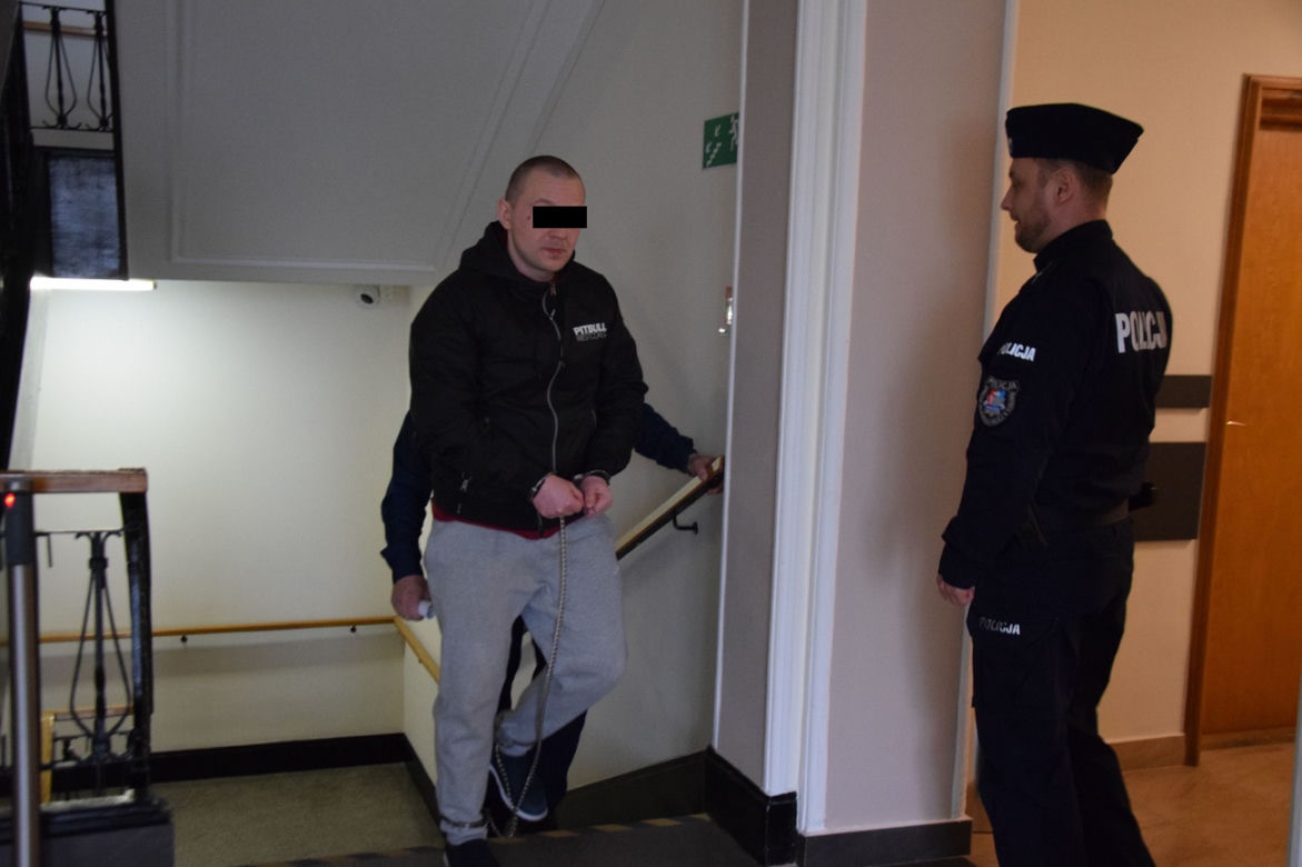 Doprowadzenie Adama Sz. do sądu [GALERIA]