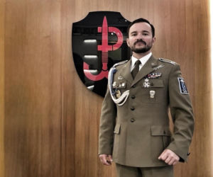 Przestrzelony hełm „Sikora”