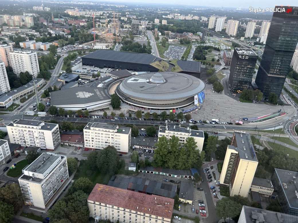 Policyjny śmigłowiec Bell 407GXi krąży nad Katowicami i Gliwicami. Wiemy, dlaczego 