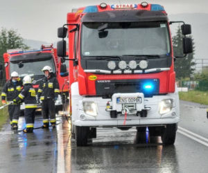 Łososina Dolna. Zderzenie dwóch dostawczaków. Ciężarówka chciała je minąć i skończyła w rowie