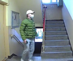 Z konta bankowego zniknęła duża suma. Policja opublikowała wizerunek mężczyzny