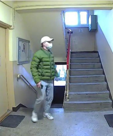 Z konta bankowego zniknęła duża suma. Policja opublikowała wizerunek mężczyzny