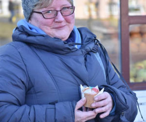 Dziewczyny z Torcida Girls rozdały seniorom trójkolorowe babeczki z okazji Dnia Babci i Dziadka 