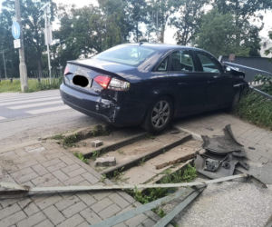 Samochód osobowy staranował barierki na Broniewskiego w Bydgoszczy