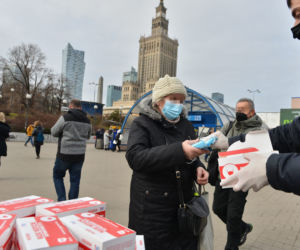 Szturm na darmowe maseczki w Warszawie