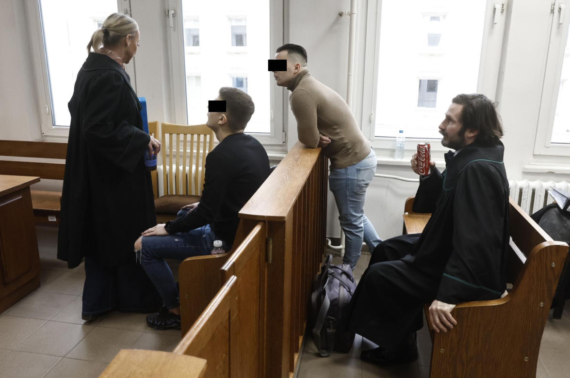 Łukasz Żak w sądzie. Sypie się linia obrony jego kolegów. Biegły: „Każdy ma obowiązek udzielenia pomocy”
