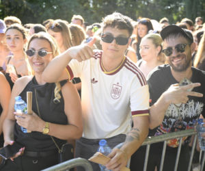 Fani w upale czekają na koncert The Weeknd. Tłumy w Warszawie