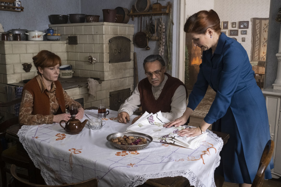 Stulecie Winnych 4 sezon odc. 42 (odc. 3). Stanisław (Jan Wieczorkowski), Ania (Urszula Grabowska), Mania (Magdalena Walach)