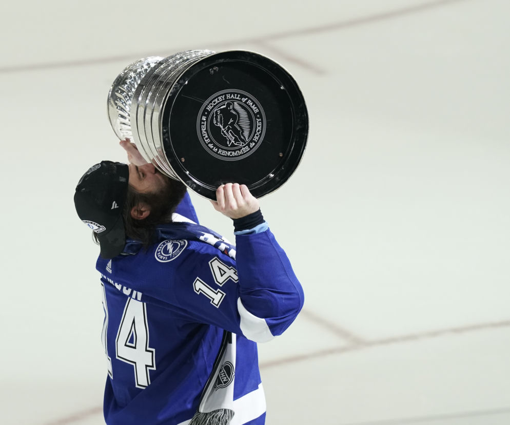 Pat Maroon z Pucharem Stanleya na tafli w Tampa Bay