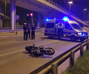 Koszmarna śmierć motocyklisty na Białołęce. Motocykl wyleciał w powietrze, samochód dachował [ZDJĘCIA]