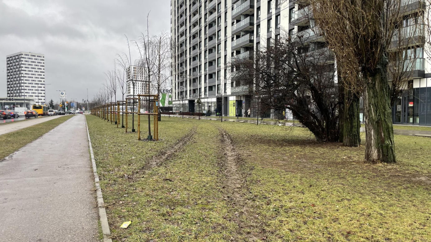 Karetka zakopała się w grząskim trawniku bo na drodze pożarowej stoją słupki 
