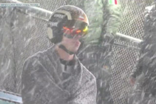 Kacper Tomasiak cały zasypany śniegiem przed ostatnim skokiem! Absurdalny finał konkursu IO