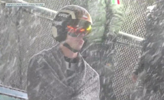 Kacper Tomasiak cały zasypany śniegiem przed ostatnim skokiem! Absurdalny finał konkursu IO