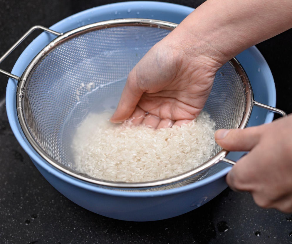 4 sposoby na sypki ryż – nigdy więcej kleistego!