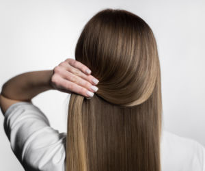 Bad hair day? Nie tej jesieni! Jak ujarzmić włosy, kiedy wilgoć daje się we znaki?