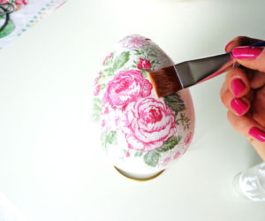 Pisanki decoupage krok po kroku: dociskamy serwetkę
