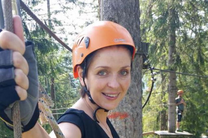 Joanna Mucha w małpim gaju