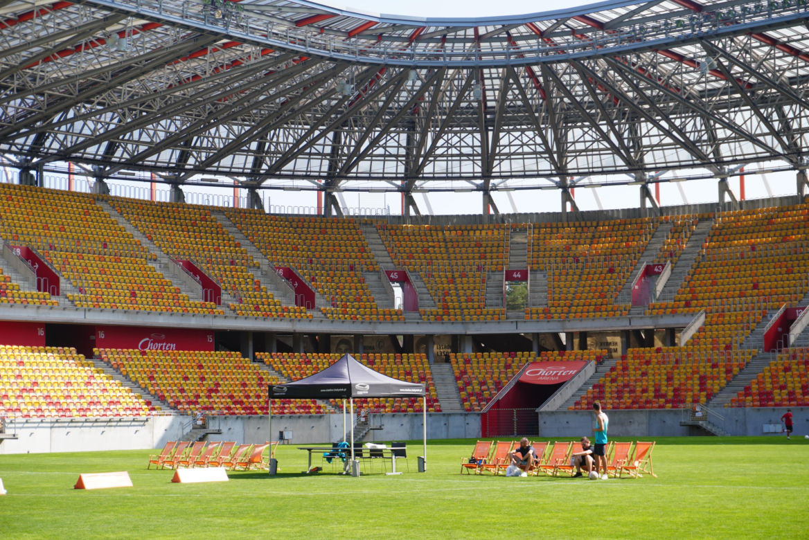 Pożegnianie Murawy na Chorten Arenie. Jagiellonia Białystok rozdaje boisko swoim kibicom