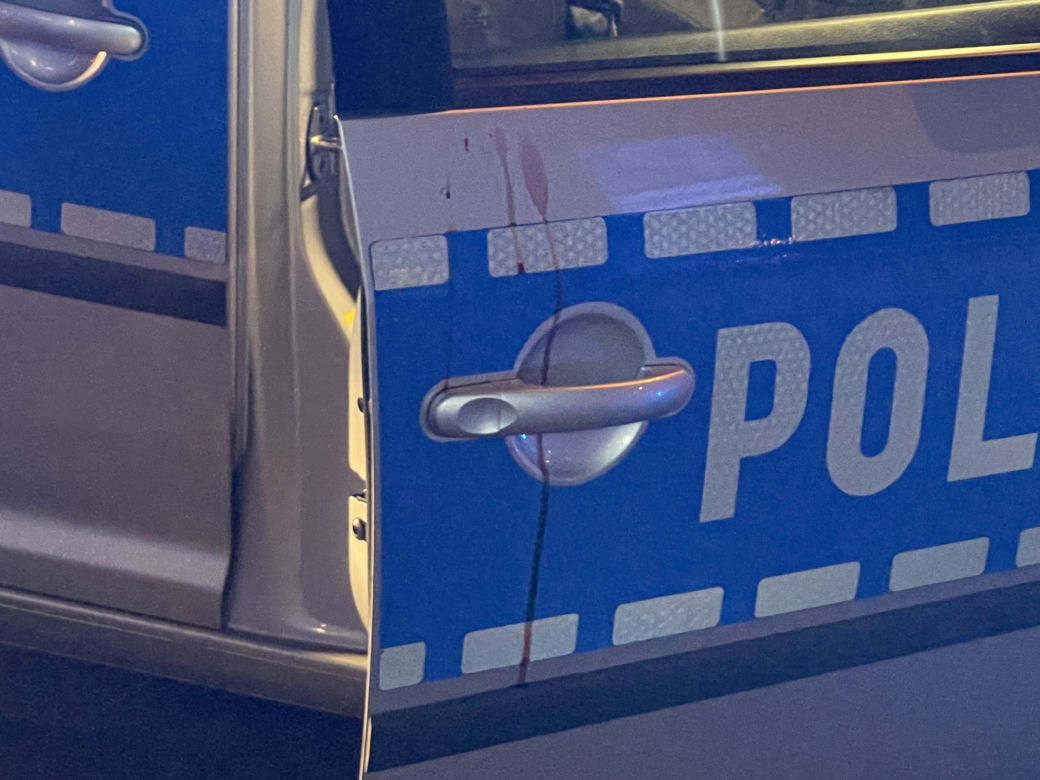 Horror na Woli. Kobieta w szale wysmarowała swoją krwią samochody