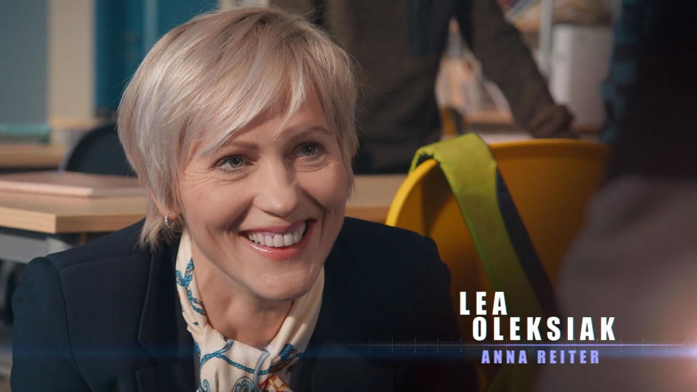 Nowa czołówka Na sygnale od 733 odcinka. Anna Reiter (Lea Oleksiak)