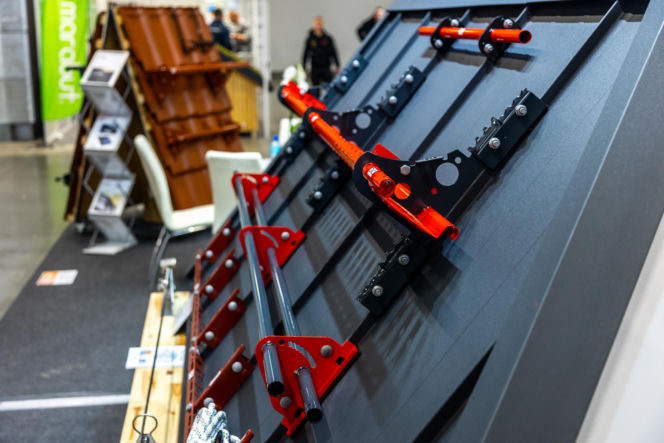 Akcesoria dachowe: bariery przeciwśnieżne, stopnie, ławy kominiarskie