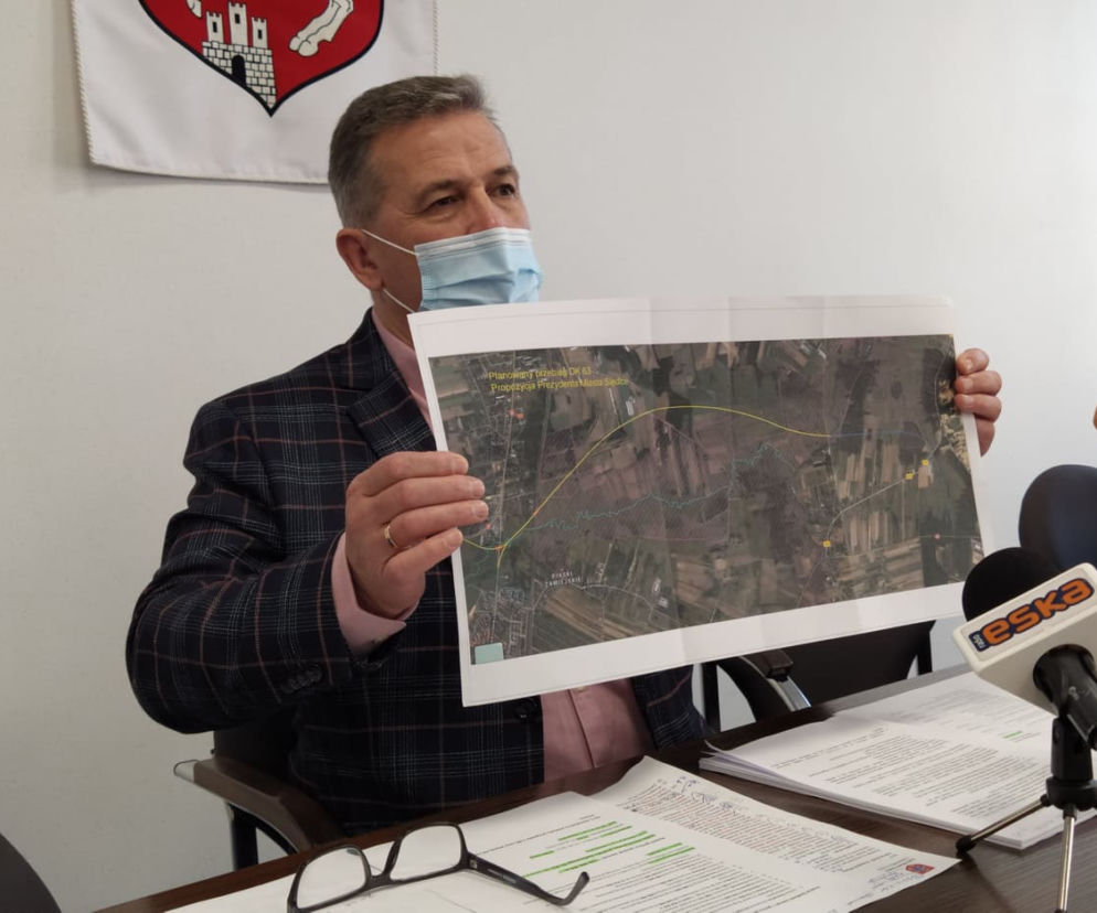 Prezydent Siedlec Andrzej Sitnik z mapą ukazującą zaproponowany przez siedlecki samorząd wariant przebiegu nowej obwodnicy miasta Siedlce