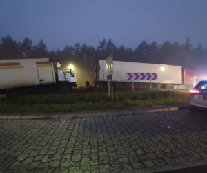 Toruń: Ciężarówki zderzyły się na ŚRODKU RONDA! Tragiczny finał wypadku