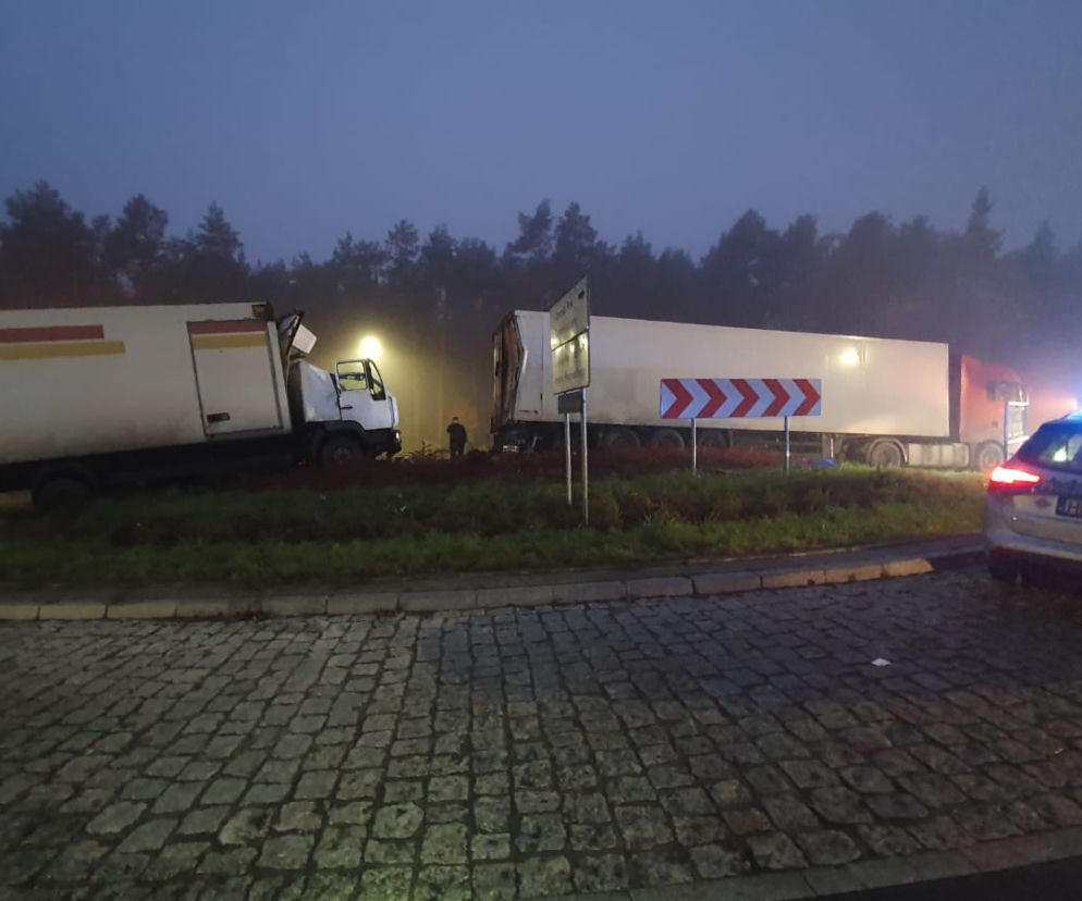 Toruń: Ciężarówki zderzyły się na ŚRODKU RONDA! Tragiczny finał wypadku