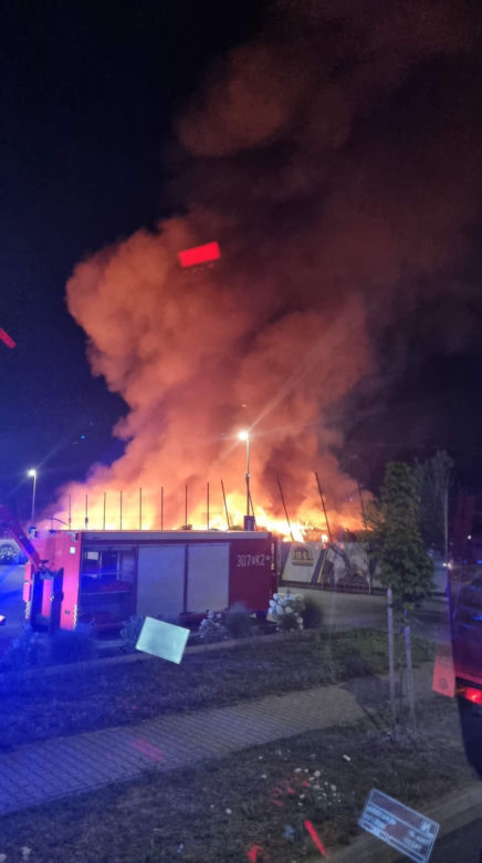 Pożar w zakładzie recyklingu w Rawiczu. Na miejscu ponad 130 strażaków [ZDJĘCIA]