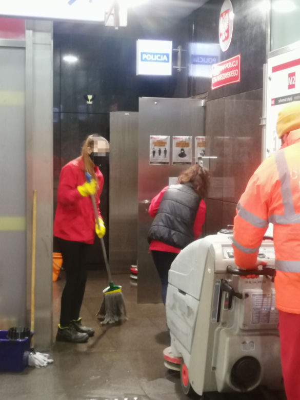 Woda zalała policję w metrze