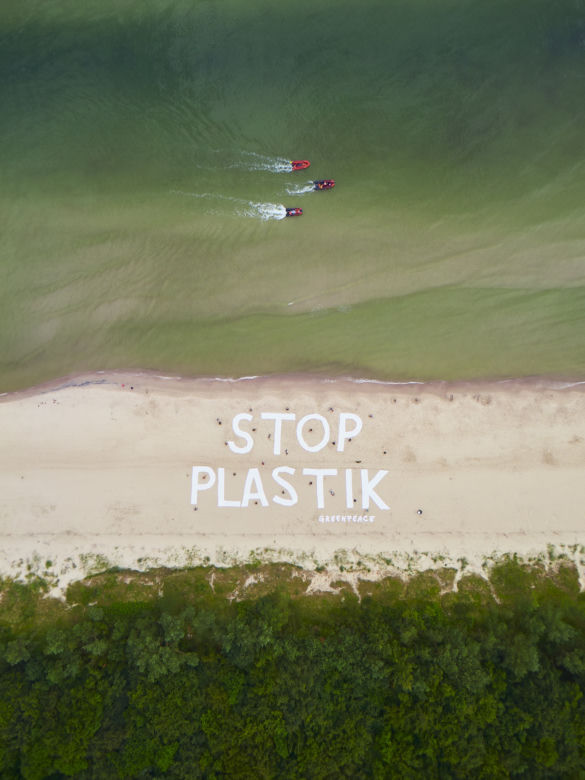 Wielki napis "Stop plastik" na plaży w Kołobrzegu