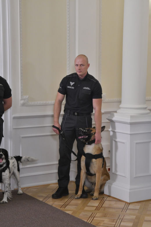 Służby więzienne z psami