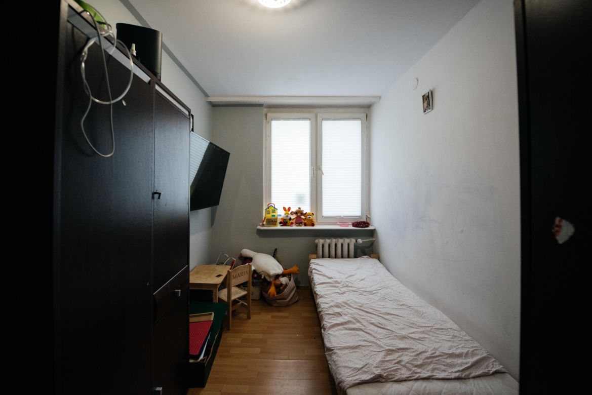  Jej mąż nie mógł jednak znaleźć pracy i popadł w depresję. 