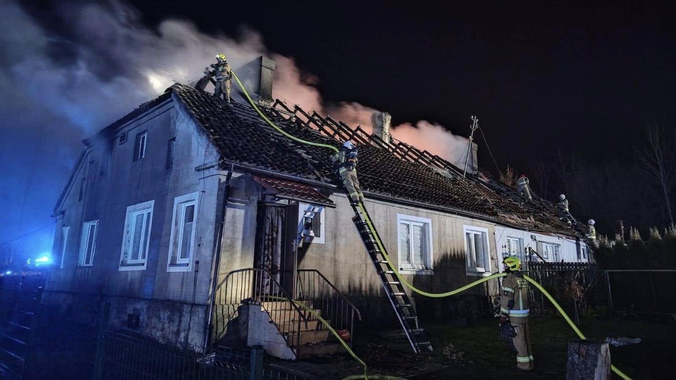 Tragiczny pożar pod Ostródą. Nie żyje jedna osoba. Strażacy apelują: "instaluj czujki dymu" [ZDJĘCIA]