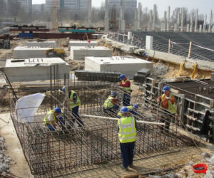 Trybuna zachodnia - aktualnie wykonywane jest palowanie oraz stawiane są fundamenty pod nową trybunę i słupy głównego zadaszenia