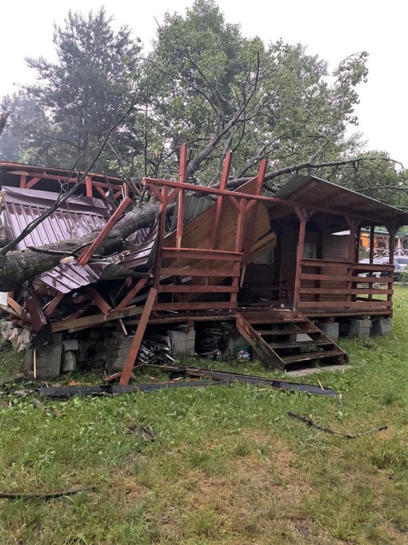 Pozalewane garaże, połamane drzewa. Nawałnica nad powiatem ostródzkim