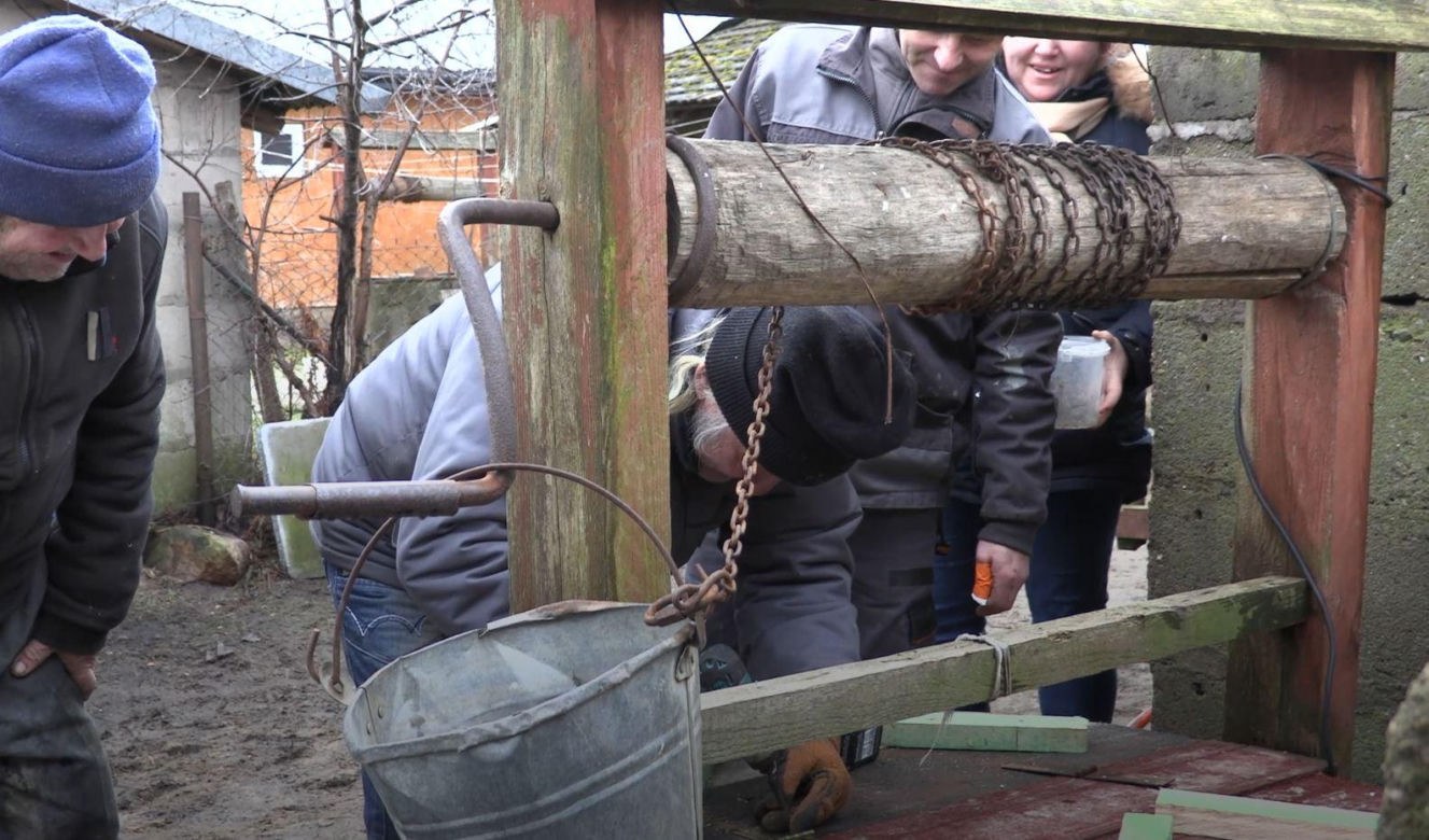 Rolnicy. Podlasie. Gienek i Sławek pomagają Paulinie zrobić pokrywę studni