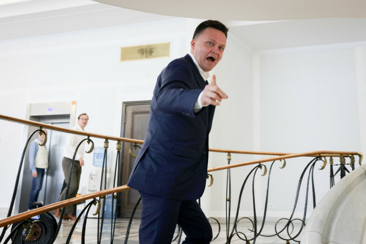 Szymon Hołownia nie potrafi odkręcić butelki z wodą. Dobry przykład daje mu partyjna koleżanka